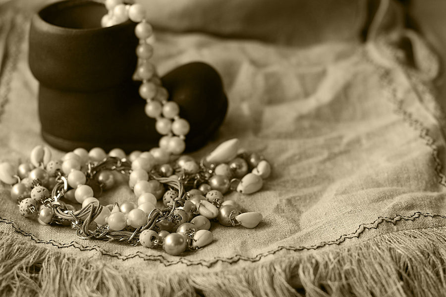 Pearl ring with thread