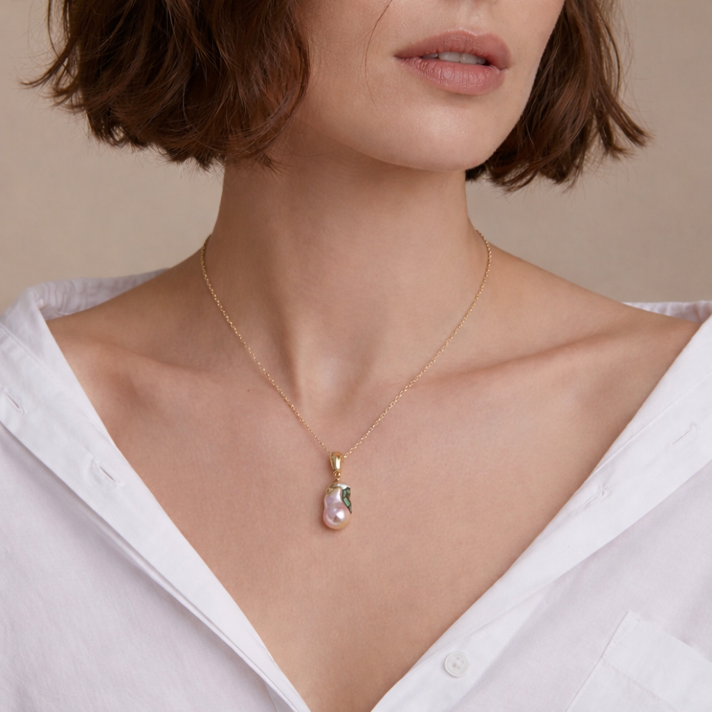 Close-up of the Baroque pearl pendant, highlighting the iridescent glow of the pearl and the intricate gold setting. This necklace exemplifies the perfect balance of luxury and nature, showcasing the beauty and craftsmanship behind the design.